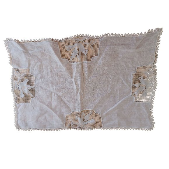 Vtg Grandma's Linen Hand Crochet Table Topper Bird Pattern 22" x 14.5" White - Picture 2 of 6